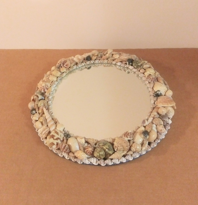 Small Mirror with Seashell Frame in Home Décor & Accents in Mississauga / Peel Region - Image 3