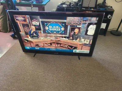 52" Samsung tv FREE  old but works perfectly. Seniors downsizing, View more