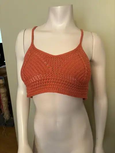 This Streetwear Society crop top is a stylish and comfortable piece, perfect for adding a trendy tou...