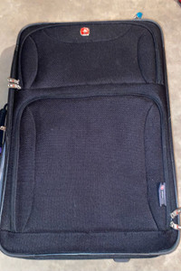 4 Rolling Suitcases: Brand New Condition 