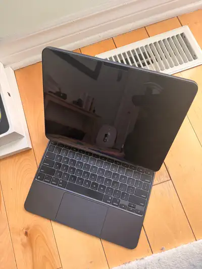 iPad Pro 13” M4 (modèle le plus récent) avec Magic Keyboard, View more