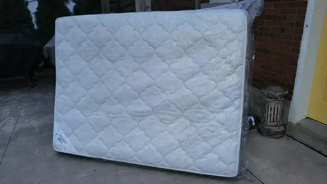 Qween mattress. Reduced in Bedding in St. Catharines - Image 4