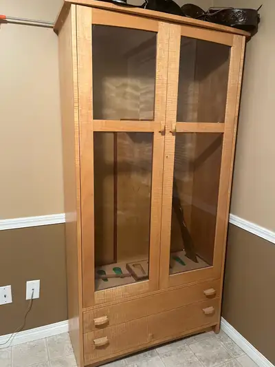 Maple wood cabinet with glass doors , 2 drawers, and locks, holds 8 rifles total including 2 with sc...