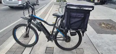 Selling with lock, delivery bag, keys, mudguard .... ready to go