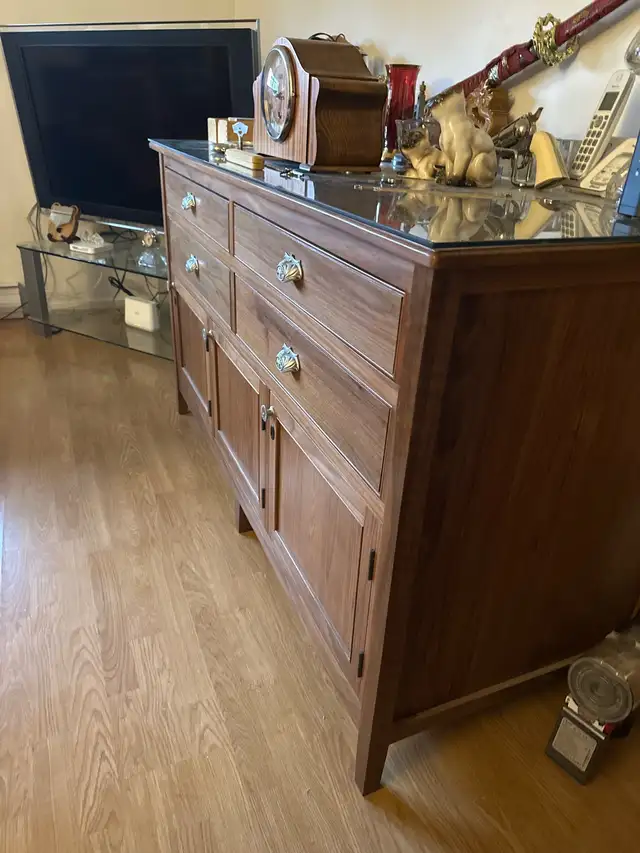 meuble en noyer in TV Tables & Entertainment Units in West Island - Image 4