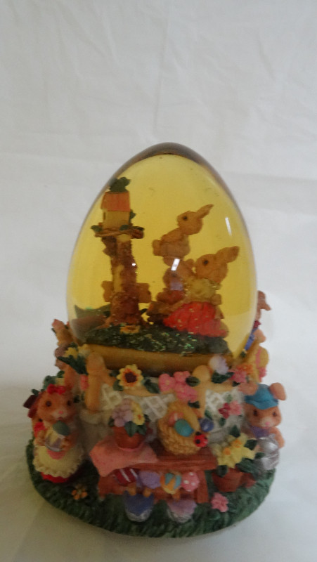 Kirkland Snow Globe Bunny Musical VTG Rare in Arts & Collectibles in Kitchener / Waterloo - Image 2