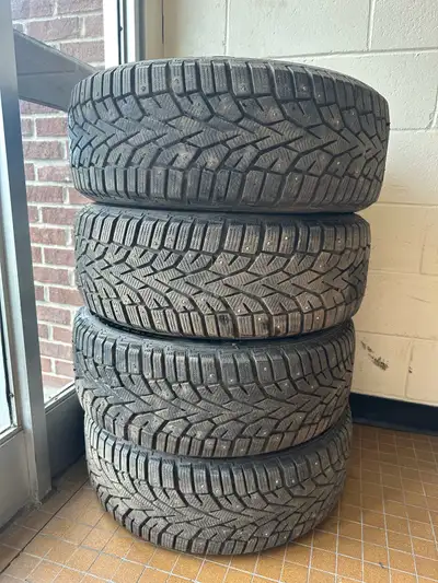 Non négociable! 225/60/17 General tires made in Germany , studded winter tires !