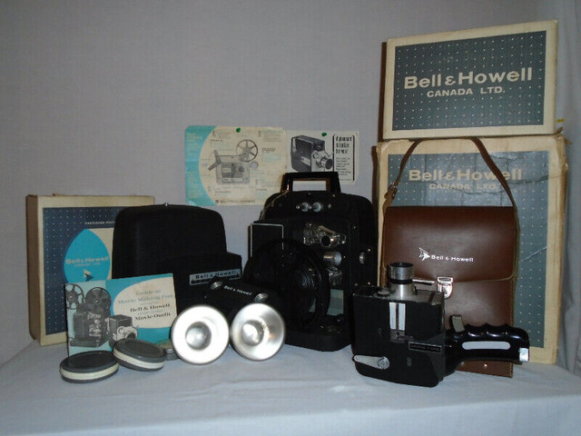 Projecteur de film BELL & HOWELL / BELL & HOWELL movie projector in Arts & Collectibles in Bathurst