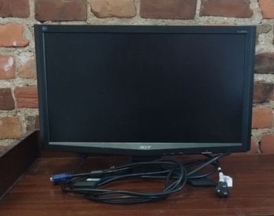 Écran plat de 18 pouce pour ordinateur. Acer (Marque). Connexion VGA (seulement). Cable d'alimentati...