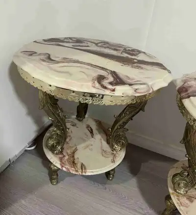 This used marble end table features a unique marble top and a decorative gold-tone metal frame, addi...