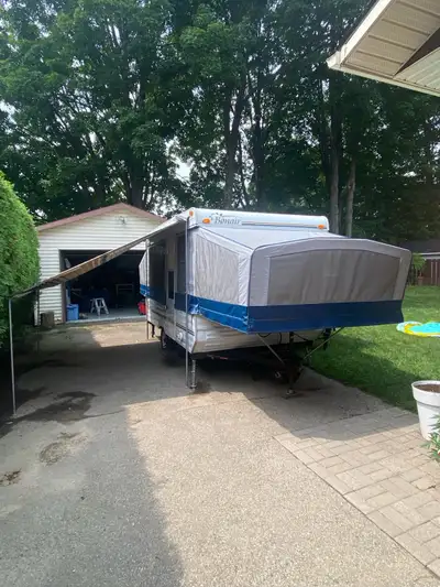 Je vends ma Tente Roulotte bonair 2001, parfaite pour des escapades en plein air! Elle est en bon ét...