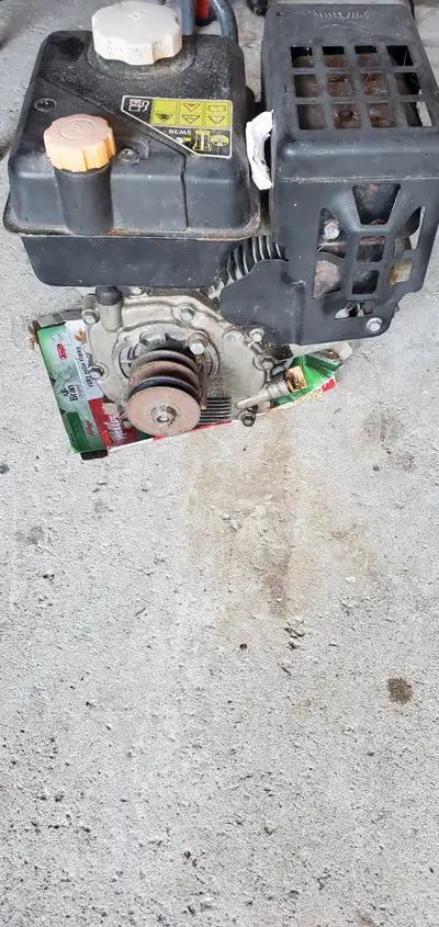 Selling a used snowblower engine $30
