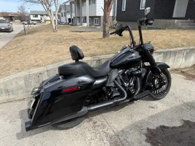 2019 Road King Special. 18000kms. Tons of add ons. Beautiful Saddlemen road sofa with backrest. Pipe...