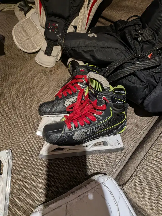 Bauer and Vaughn Goalie Equipment Set in Hockey in City of Toronto - Image 6