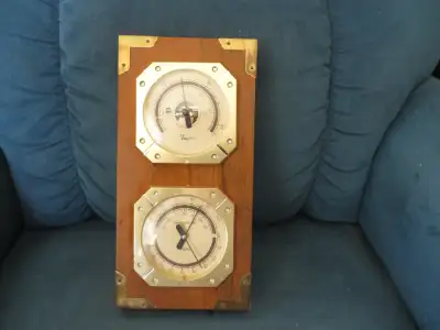 Article de Maison. Baromètre de Marque. Taylor. En bois avec coin cuivré. Dimensions ; 28 cm de haut...