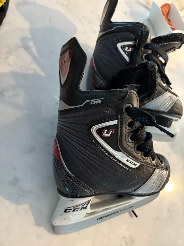 kids youth hockey skates size 8  in Skates & Blades in Guelph - Image 3