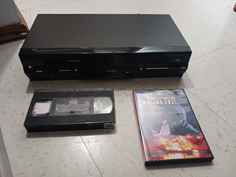 Toshiba VCR for VHS movies/ DVD player combo in excellent co CDs