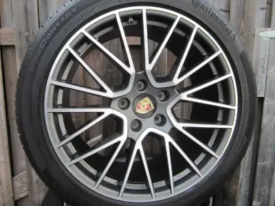 Complete set of staggered 21" OEM original equipment Porsche Cayenne wheels with TPMS sensors. Conti...