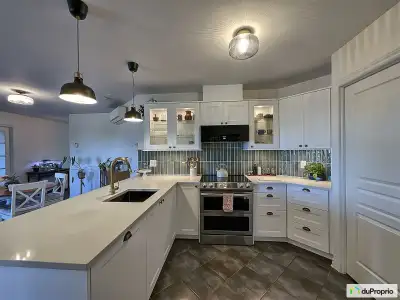 Découvrez ce magnifique condo lumineux et spacieux, idéalement situé à proximité de tous les service...