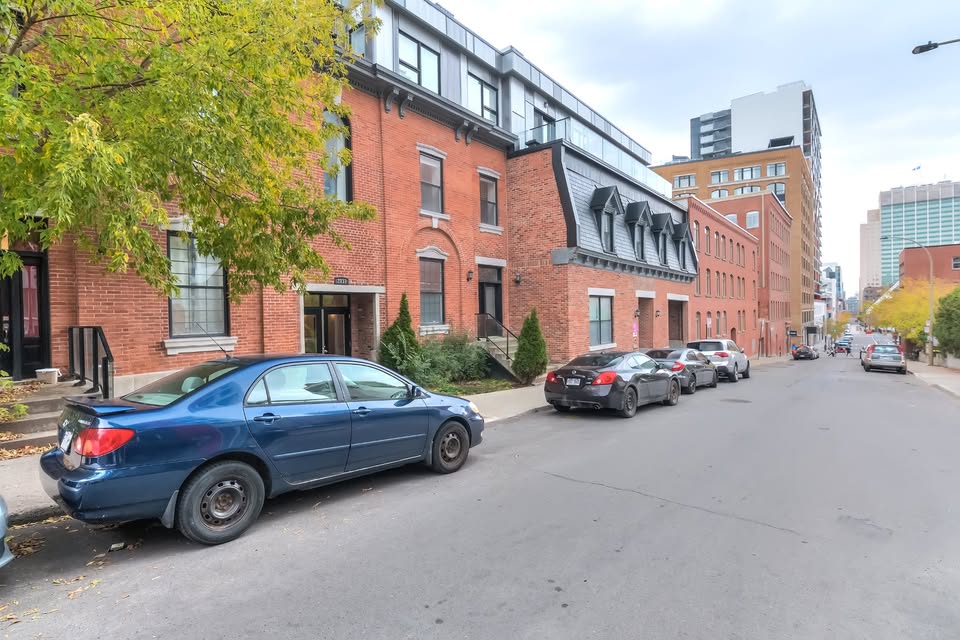 Luxury 4 ½ Condo (750 sq ft) with 12ft Ceilings | Quartier des S — photo 1