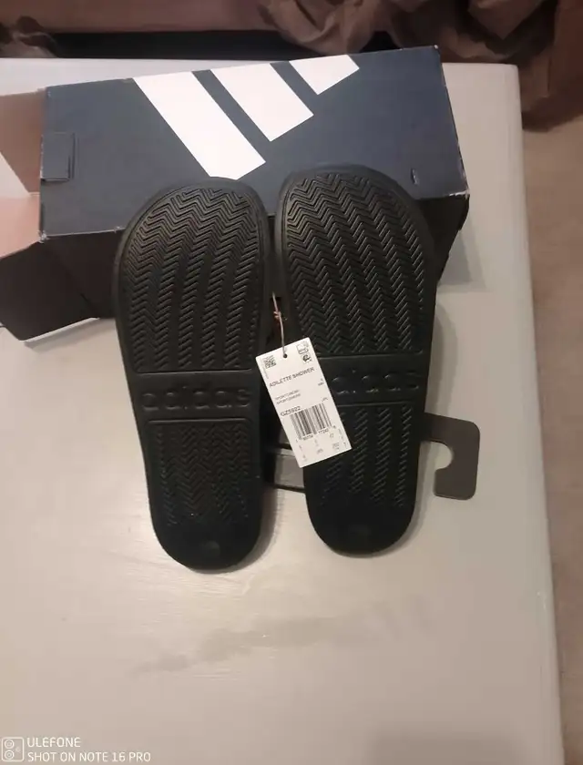 Adidas Adilette Slides in Men's Shoes in Kitchener / Waterloo - Image 6