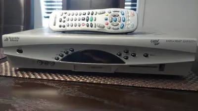 Terminal enregistreur de Vidéotron, modèle Explorer 8300HD+, inclus une manette et le câble d'alimen...