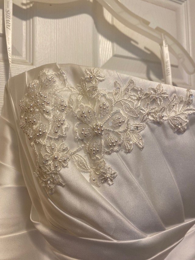 NWT  Tag size 16 Wedding Dress in Wedding in Calgary - Image 3