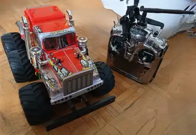 Super fun 6 wheels all terrain vehicle with 4 wheel steering setup. Semi professionally painted truc...