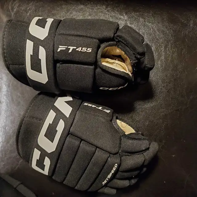 New 10" Kids CCM Hockey Gloves  in Hockey in Barrie - Image 2