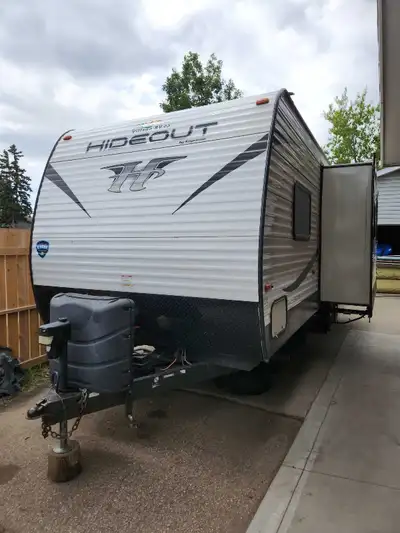This pre-owned 2018 Keystone Hideout travel trailer is ready for your next adventure, featuring a co...