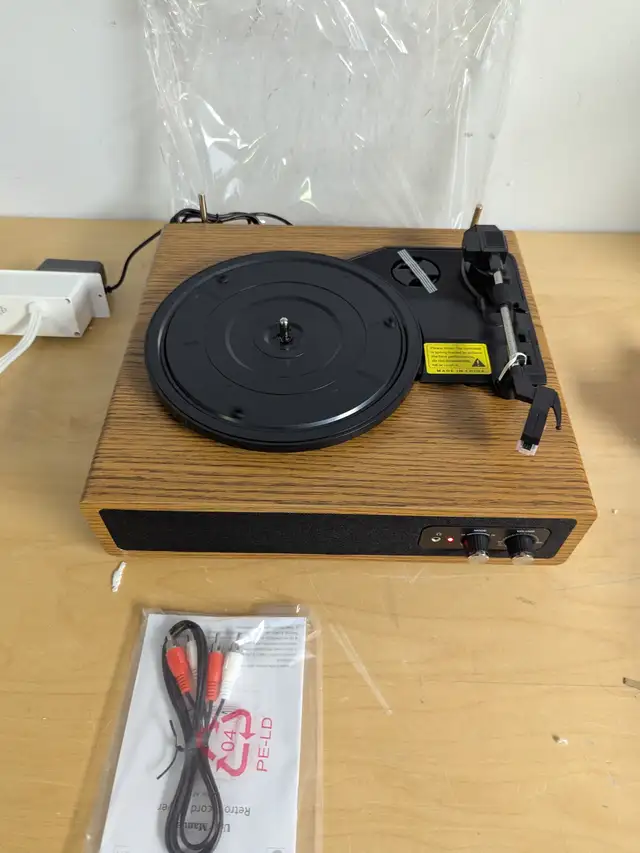 FYDEE Bluetooth Turntable with Built-in Speakers, 3-Speed Vinyl in General Electronics in Mississauga / Peel Region - Image 8