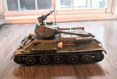 Pressed metal Alloy 1/30 Scale WWII Soviet T-34 Hero Tank, envir, View more