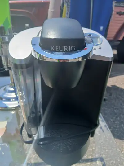 Keurig coffee maker and kcup holder $20 for the set. Coffee maker $15.