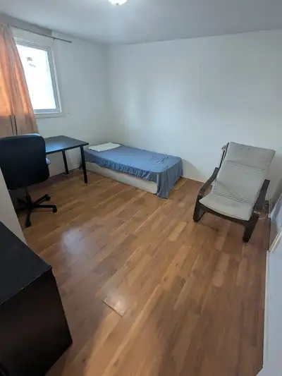 Move in today! -Master bedroom on the 2nd floor is available immediately in the townhouse.($780/mont...