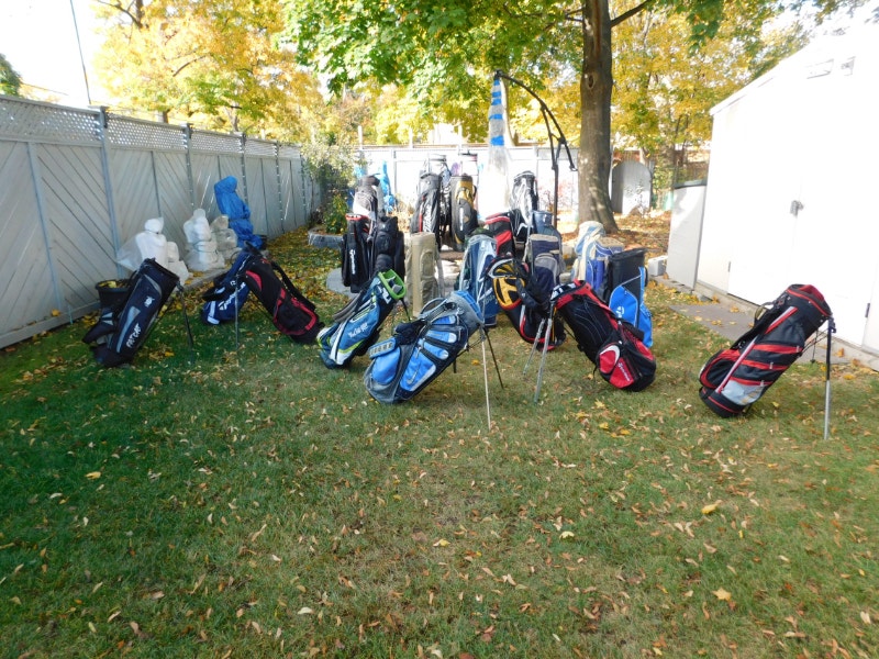 A lawn full of Top model golf bags Golf Grand Bend Kijiji
