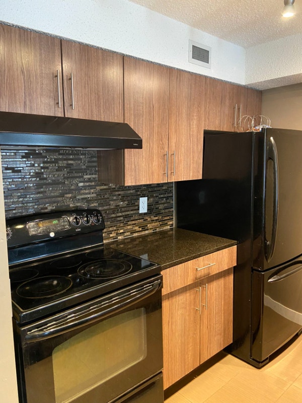 2 Bedrooms Apartment for RentWalking Distance to Stores Long Term