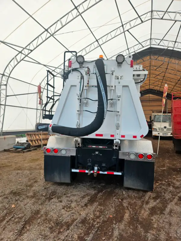 2006 Peterbilt FastVac Mini Hydrovac in Heavy Trucks in Terrace - Image 9