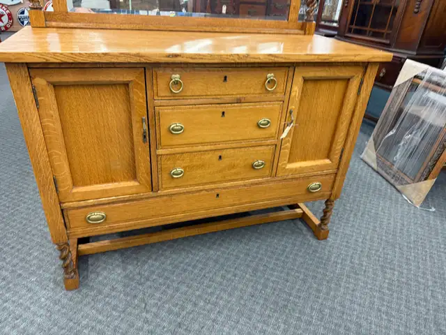 Nice solid oak sideboard in Hutches & Display Cabinets in Edmonton - Image 3