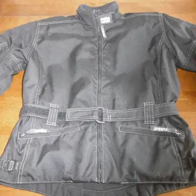 Manteau «RUKKA» grandeur 38 soit médium noir en parfait état. En Goretex avec doublure amovible. Trè...