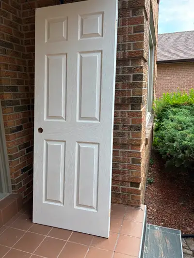 good condition interior doors (white color) 30x80 2 pcs each 30 cd$ 26x80 1 pcs each 30 cd$ all pcs...