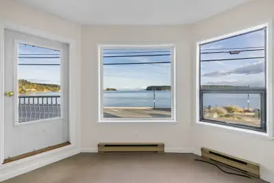 SPECTACULAR OCEAN FRONT WITH GLORIOUS OCEAN VIEW, one bedroom condo in wonderful DEPARTURE BAY in NA...