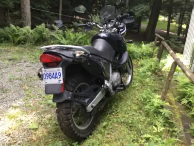 1998 BMW F 650 GS très bonne condition. Pneus neufs, prête pour l’aventure. Vends pour cause de sant...