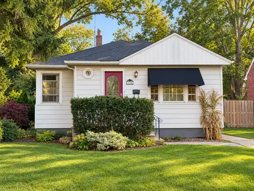 1224 Belle Isle View Blvd welcomes you home. This charming bungalow nestled on an idyllic tree lined...