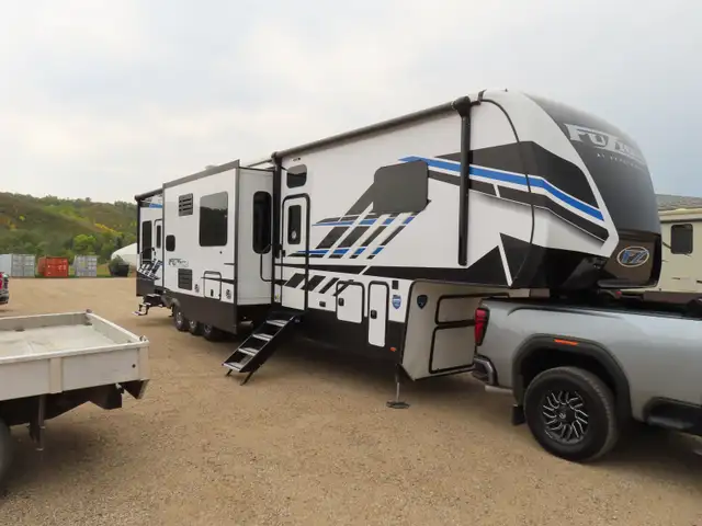 2023 Keystone Fuzion 430 Fifth-Wheel Toy Hauler in Travel Trailers & Campers in Regina - Image 3