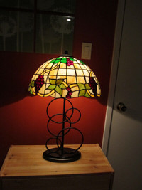 Beautiful Tiffany style stained glass table lamp.
