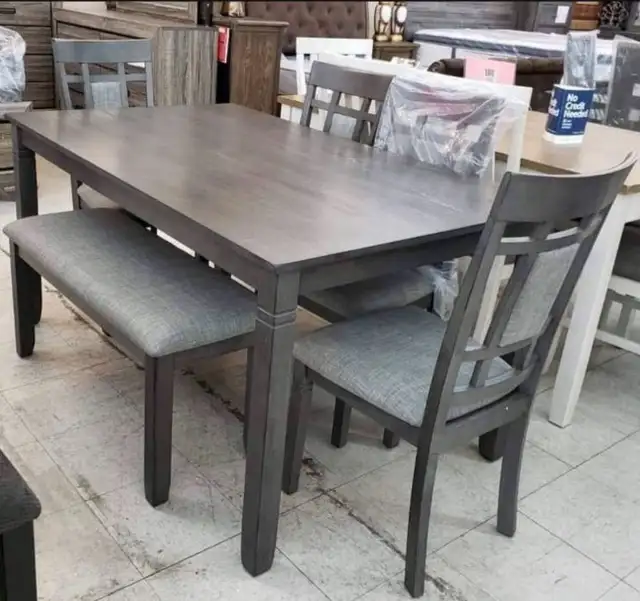 Dining table with 4 chairs and bench in Dining Tables & Sets in Longueuil / South Shore - Image 5