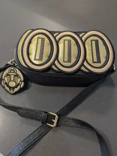 This Danielle Nicole Super Mario coin bag is perfect for fans! In used condition, this purse is styl...