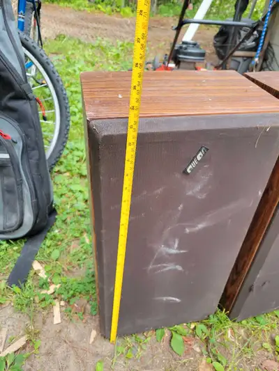 Older type of Speakers... Never been re- installed.. Willing to deliver for extra 5$ if not too far!...