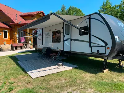 2016 Coachman Apex Ultralight 30BHS with winter performance package. 30’ travel trailer in excellent...