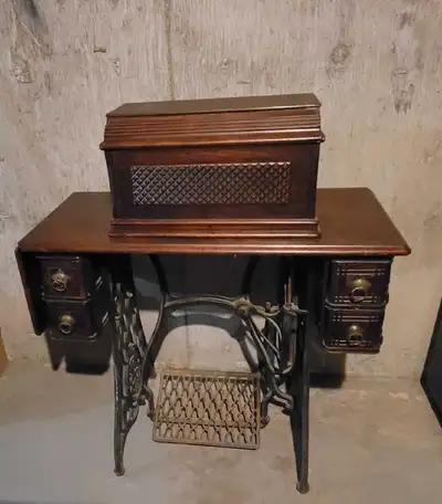 Antique Singer Sewing Machine.